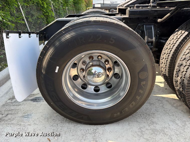 image for item ED5229 2014 Kenworth T680 semi truck