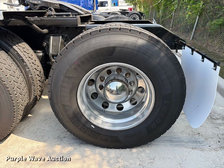image for item ED5229 2014 Kenworth T680 semi truck