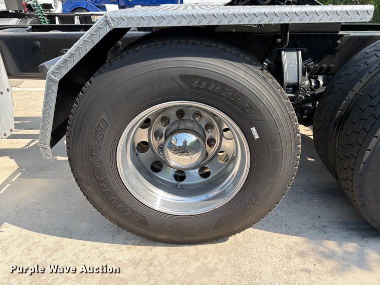 image for item ED5229 2014 Kenworth T680 semi truck