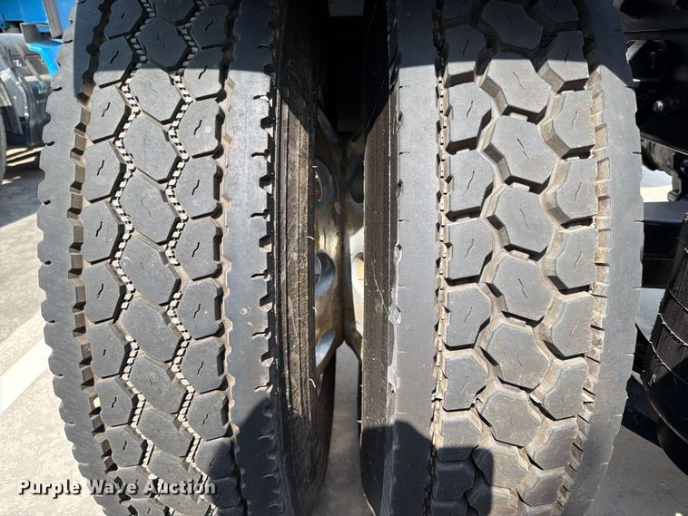 image for item ED5229 2014 Kenworth T680 semi truck