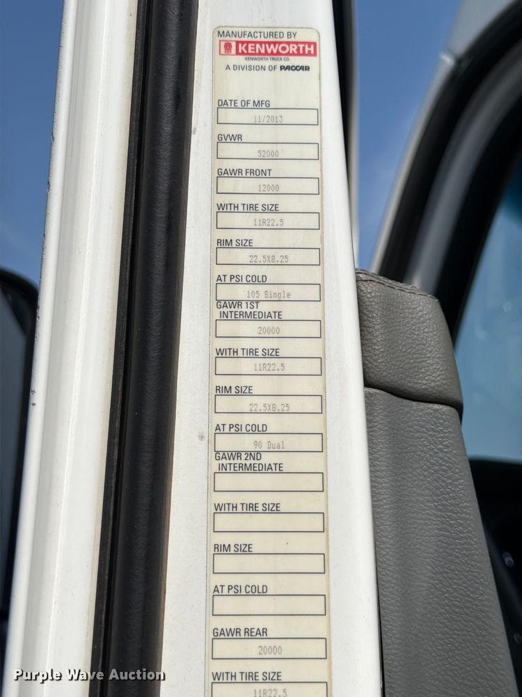 image for item ED5229 2014 Kenworth T680 semi truck
