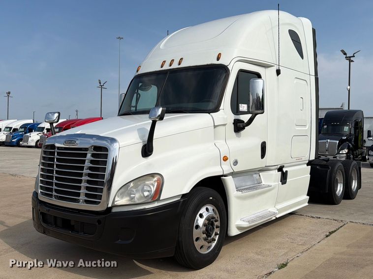 image for item ED5230 2013 Freightliner Cascadia semi truck