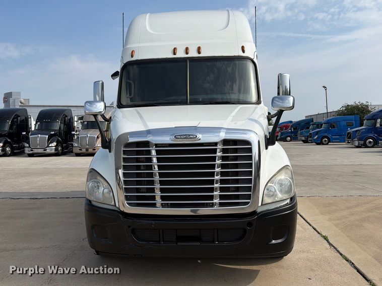 image for item ED5230 2013 Freightliner Cascadia semi truck