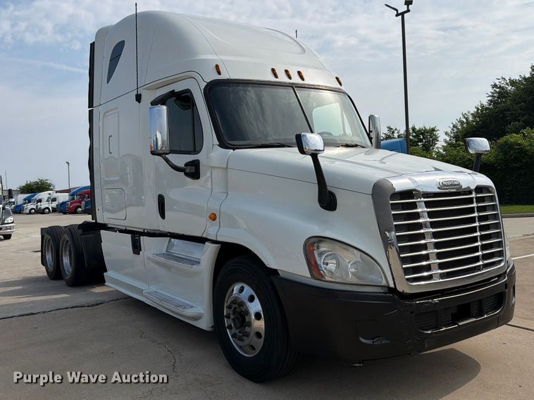 image for item ED5230 2013 Freightliner Cascadia semi truck