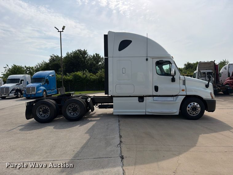 image for item ED5230 2013 Freightliner Cascadia semi truck