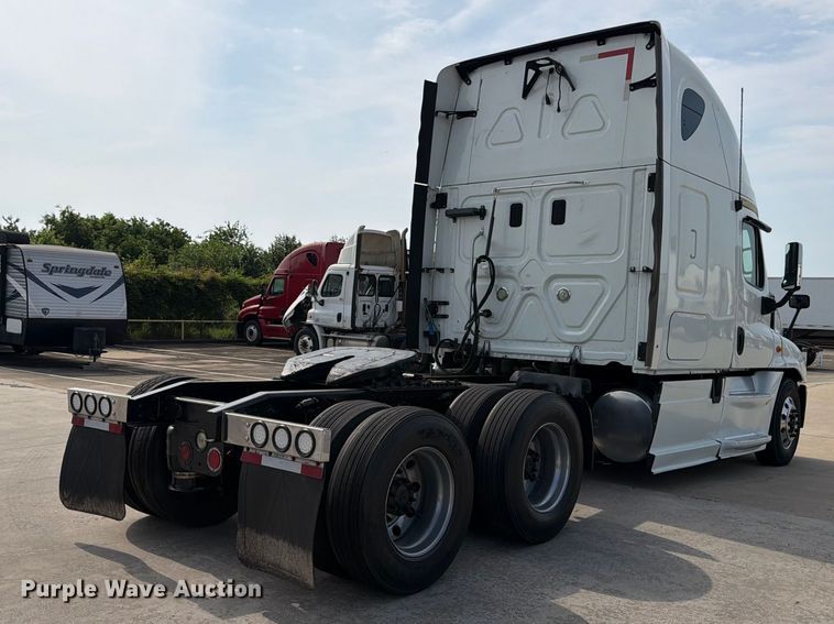 image for item ED5230 2013 Freightliner Cascadia semi truck