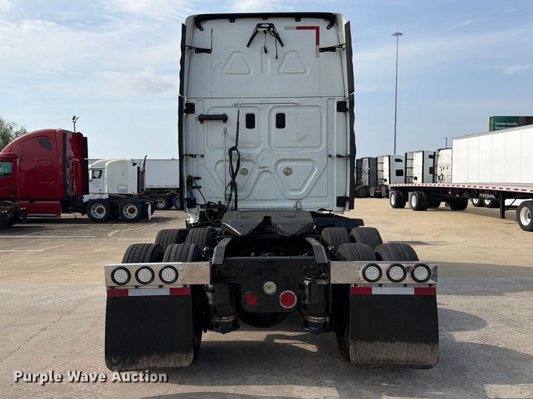 image for item ED5230 2013 Freightliner Cascadia semi truck