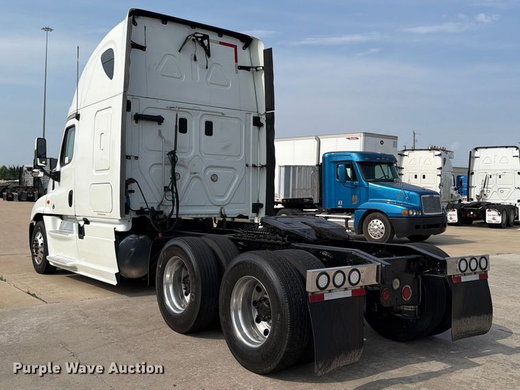 image for item ED5230 2013 Freightliner Cascadia semi truck