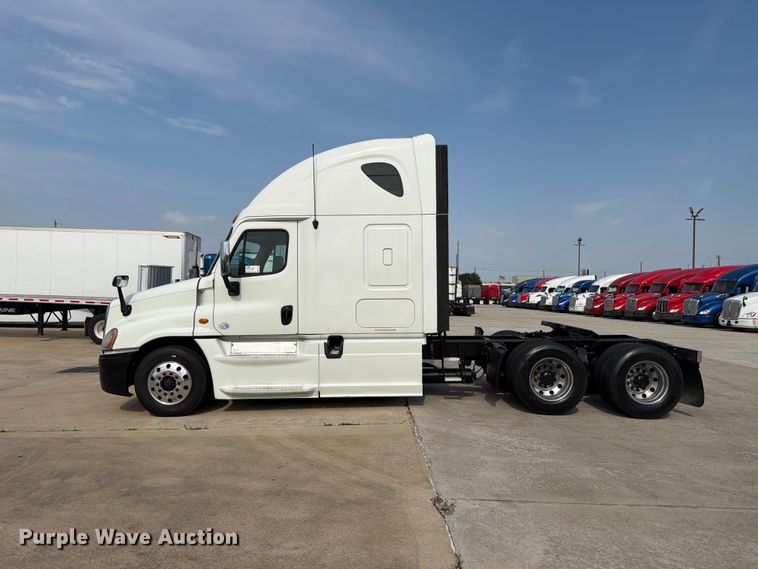 image for item ED5230 2013 Freightliner Cascadia semi truck