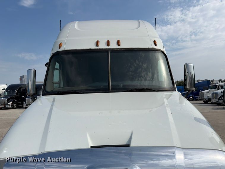 image for item ED5230 2013 Freightliner Cascadia semi truck