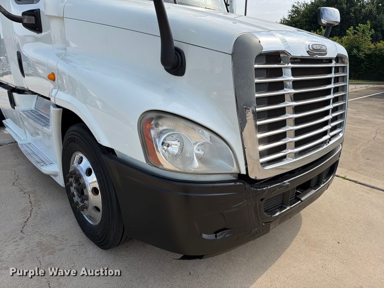 image for item ED5230 2013 Freightliner Cascadia semi truck