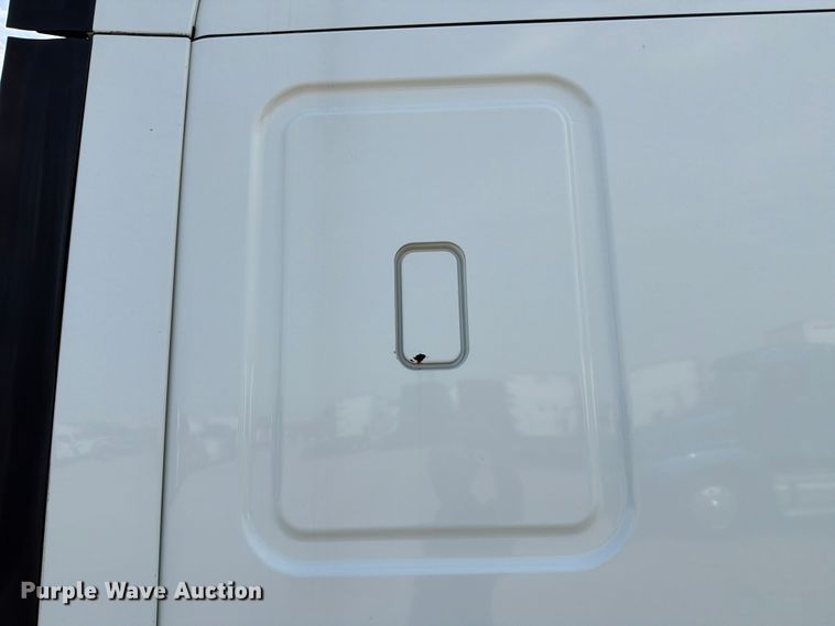 image for item ED5230 2013 Freightliner Cascadia semi truck