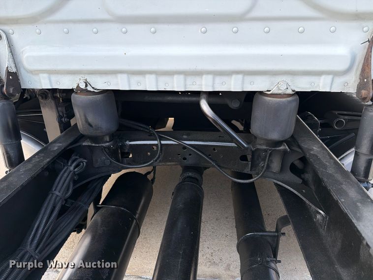 image for item ED5230 2013 Freightliner Cascadia semi truck