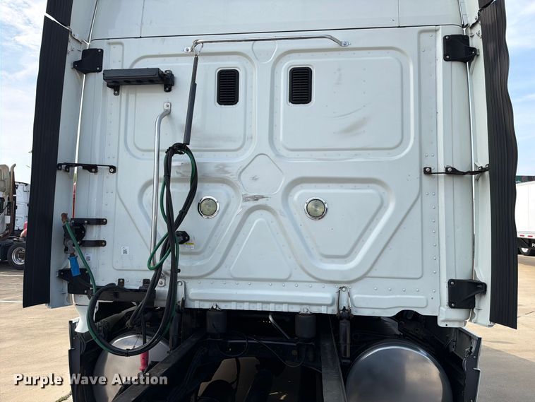 image for item ED5230 2013 Freightliner Cascadia semi truck