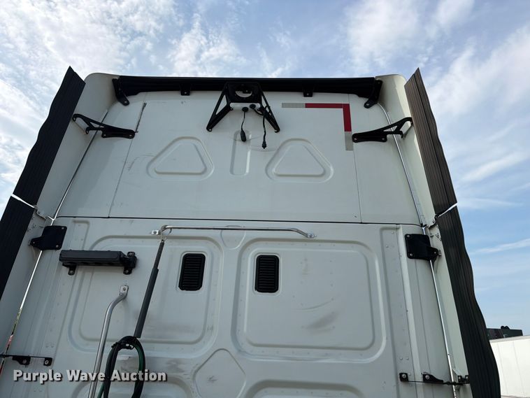 image for item ED5230 2013 Freightliner Cascadia semi truck