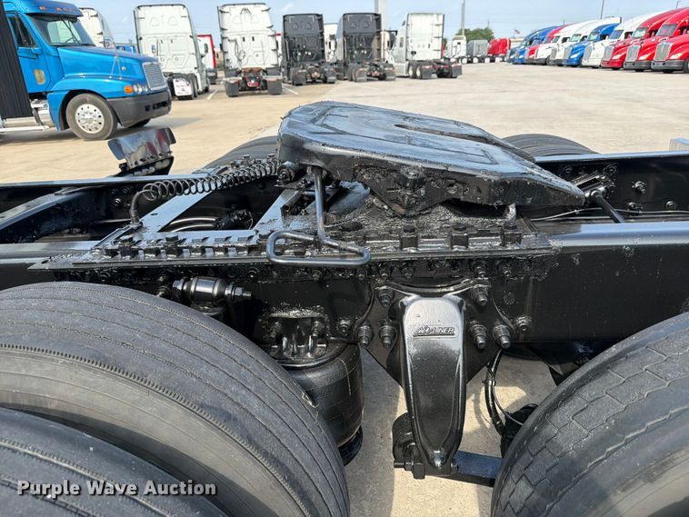 image for item ED5230 2013 Freightliner Cascadia semi truck