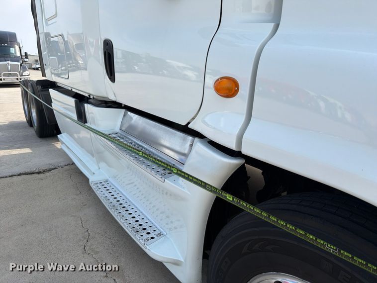 image for item ED5230 2013 Freightliner Cascadia semi truck
