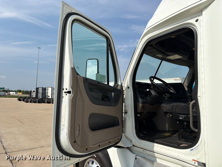 image for item ED5230 2013 Freightliner Cascadia semi truck