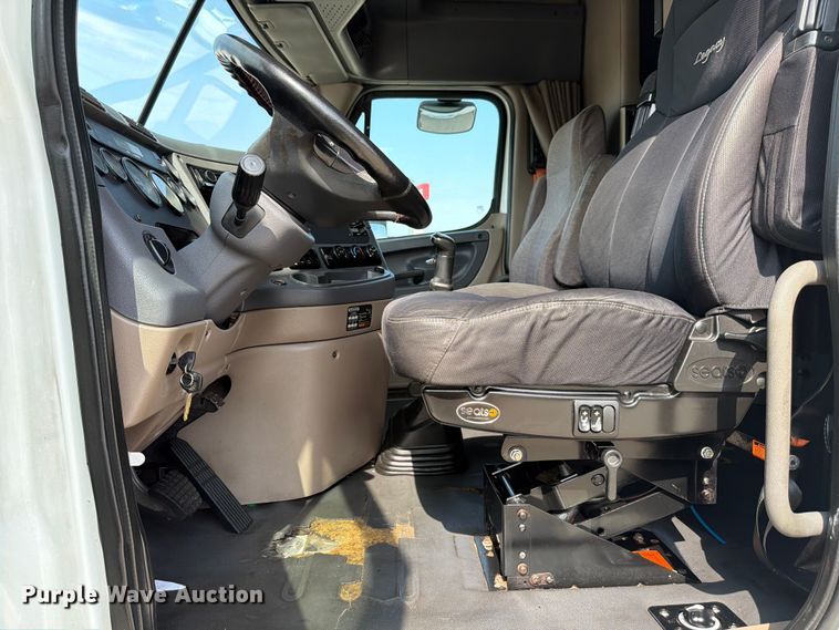 image for item ED5230 2013 Freightliner Cascadia semi truck