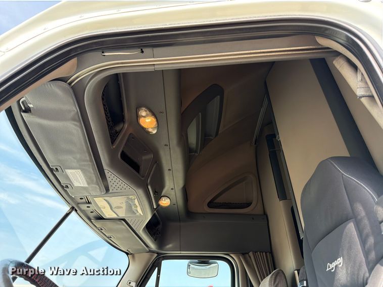 image for item ED5230 2013 Freightliner Cascadia semi truck