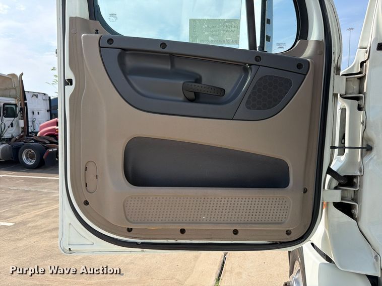 image for item ED5230 2013 Freightliner Cascadia semi truck