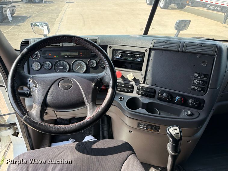 image for item ED5230 2013 Freightliner Cascadia semi truck