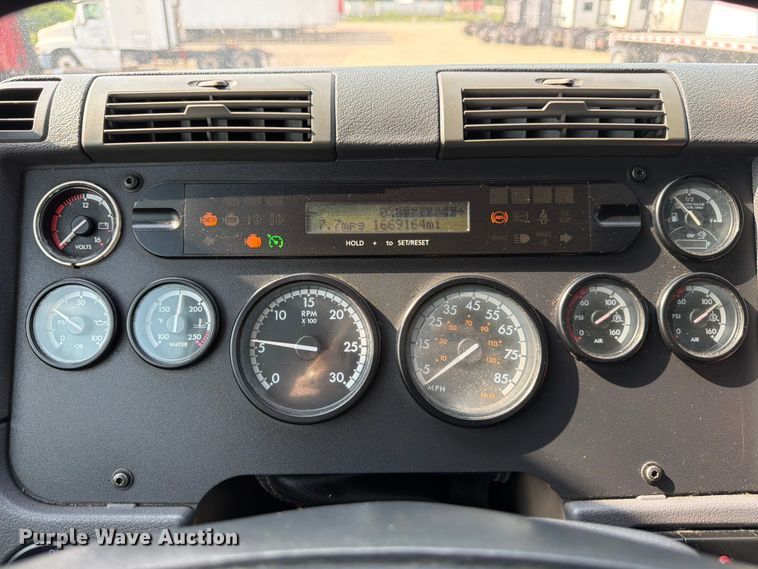image for item ED5230 2013 Freightliner Cascadia semi truck