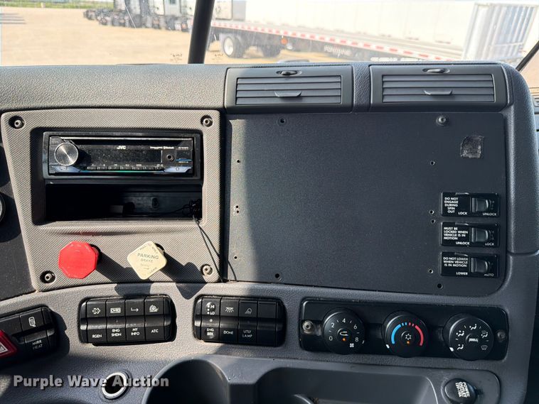 image for item ED5230 2013 Freightliner Cascadia semi truck