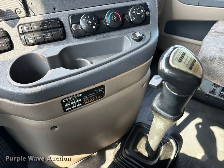 image for item ED5230 2013 Freightliner Cascadia semi truck