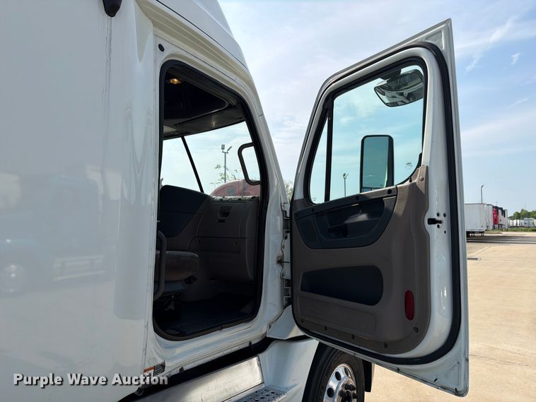 image for item ED5230 2013 Freightliner Cascadia semi truck
