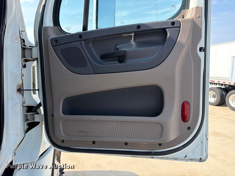 image for item ED5230 2013 Freightliner Cascadia semi truck