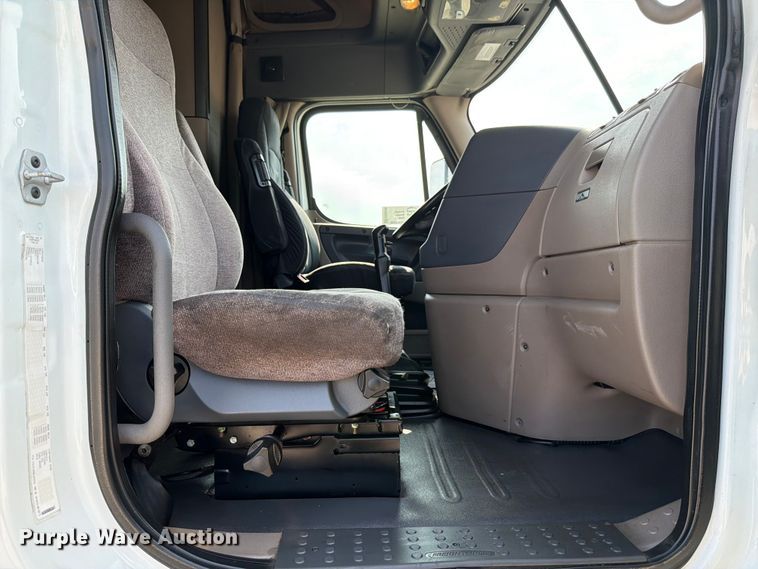 image for item ED5230 2013 Freightliner Cascadia semi truck