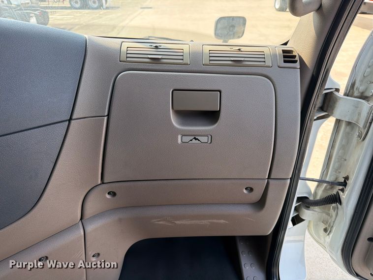 image for item ED5230 2013 Freightliner Cascadia semi truck