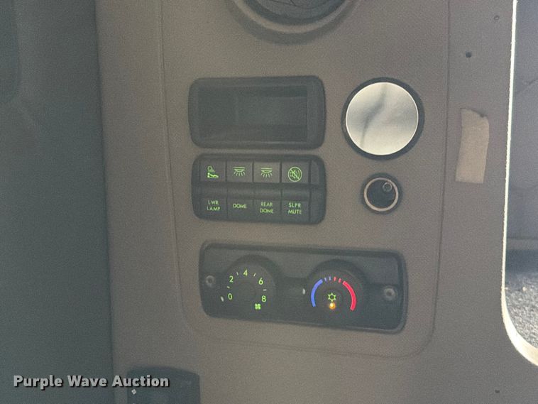 image for item ED5230 2013 Freightliner Cascadia semi truck