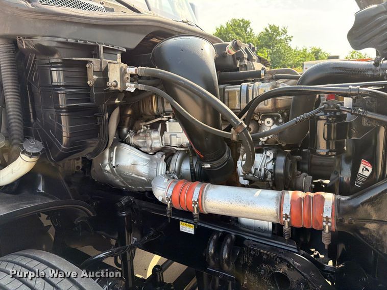 image for item ED5230 2013 Freightliner Cascadia semi truck
