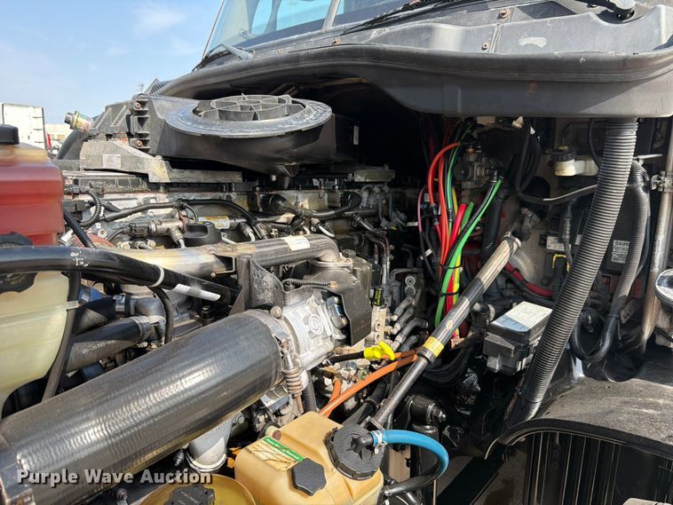 image for item ED5230 2013 Freightliner Cascadia semi truck