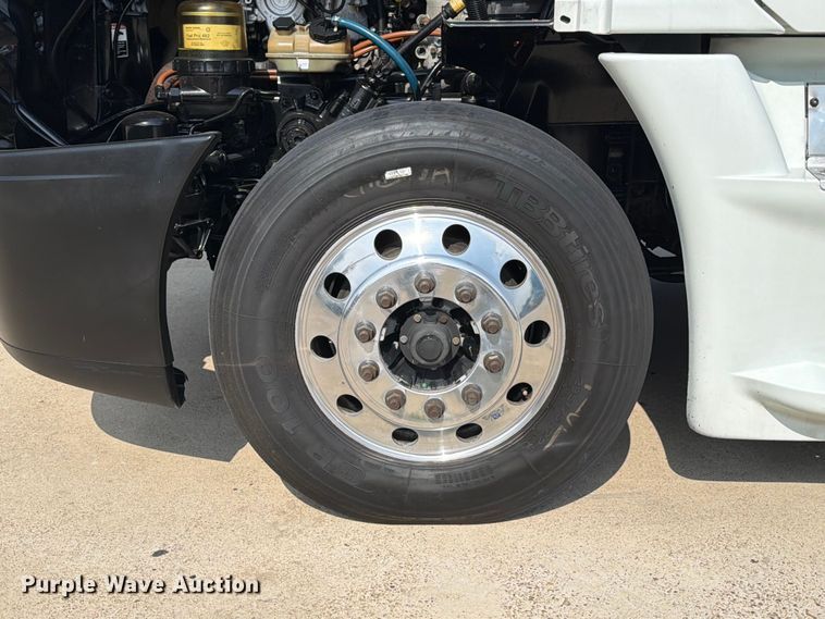 image for item ED5230 2013 Freightliner Cascadia semi truck
