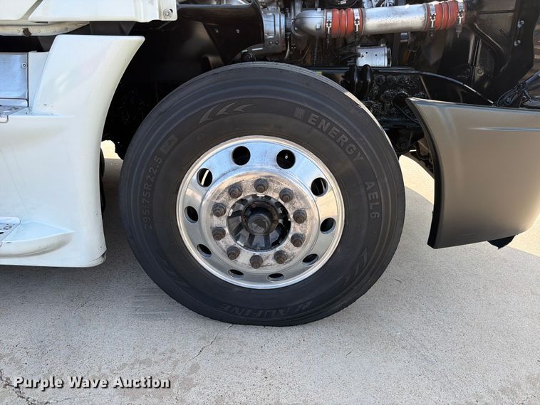 image for item ED5230 2013 Freightliner Cascadia semi truck