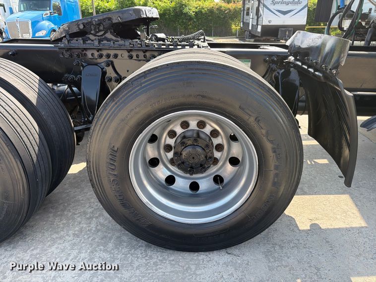 image for item ED5230 2013 Freightliner Cascadia semi truck