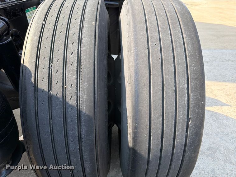 image for item ED5230 2013 Freightliner Cascadia semi truck