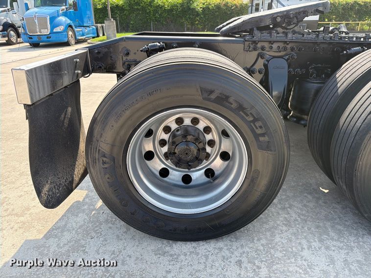 image for item ED5230 2013 Freightliner Cascadia semi truck