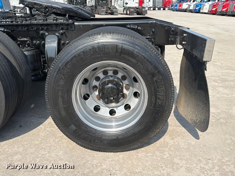 image for item ED5230 2013 Freightliner Cascadia semi truck