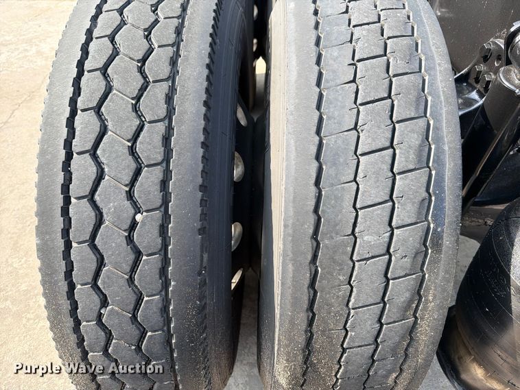 image for item ED5230 2013 Freightliner Cascadia semi truck