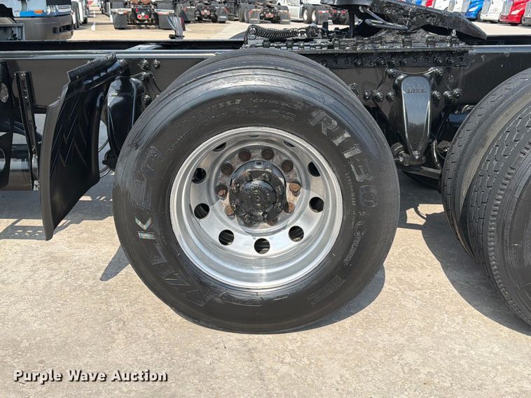 image for item ED5230 2013 Freightliner Cascadia semi truck