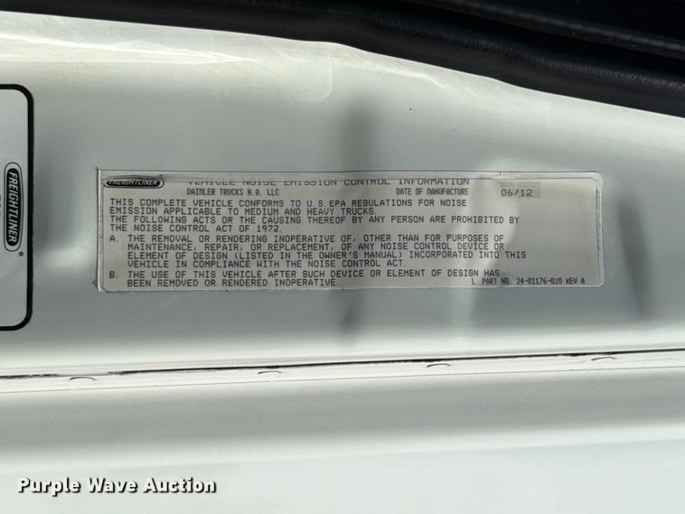 image for item ED5230 2013 Freightliner Cascadia semi truck