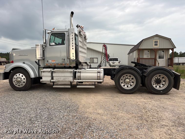 image for item ED5236 2022 Western Star 4900EX semi truck