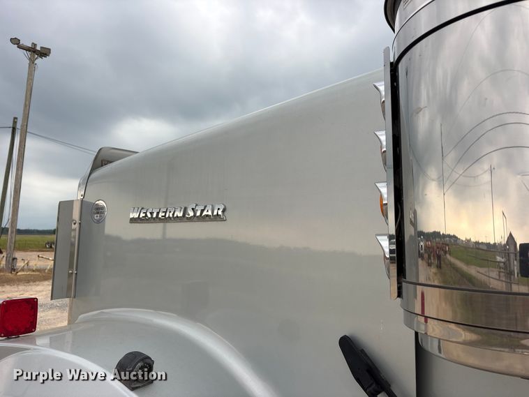 image for item ED5236 2022 Western Star 4900EX semi truck