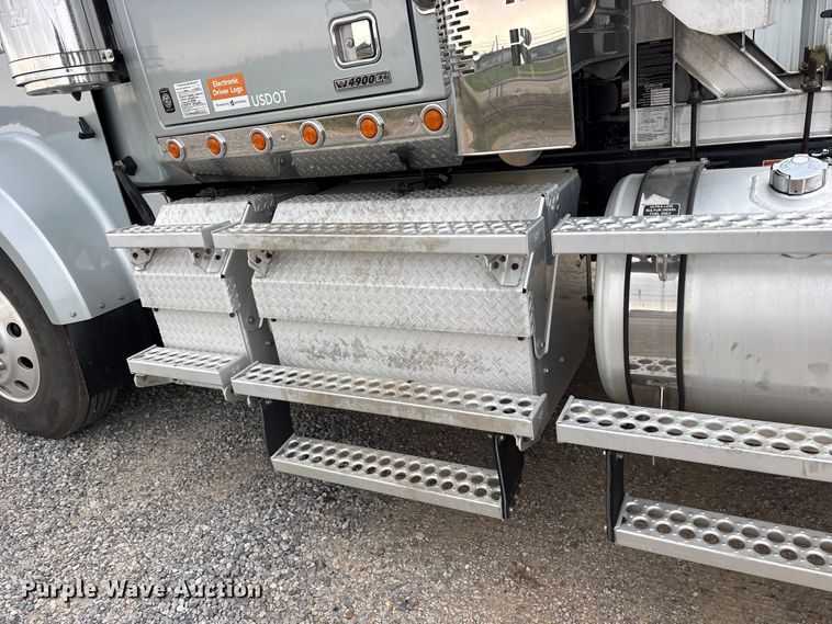 image for item ED5236 2022 Western Star 4900EX semi truck