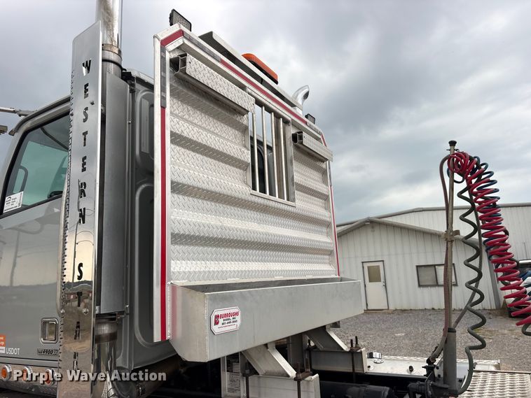image for item ED5236 2022 Western Star 4900EX semi truck
