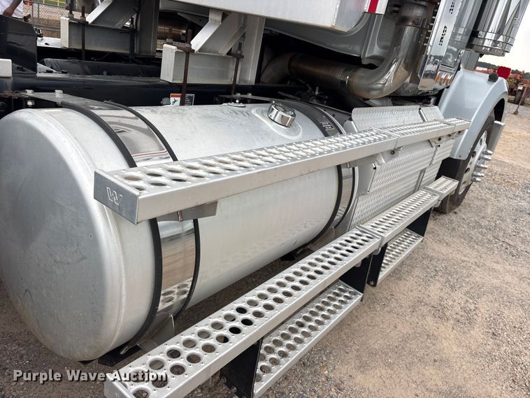 image for item ED5236 2022 Western Star 4900EX semi truck